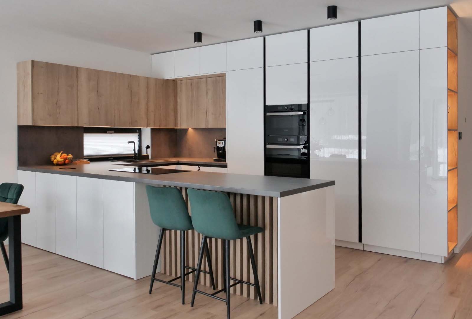 Kuchyňa Biely Lesk | Dub Prírodný | Chromix Antracit